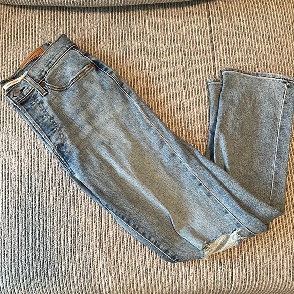 Levi’s Wedgie Straight Jeans - Picture 2 of 6